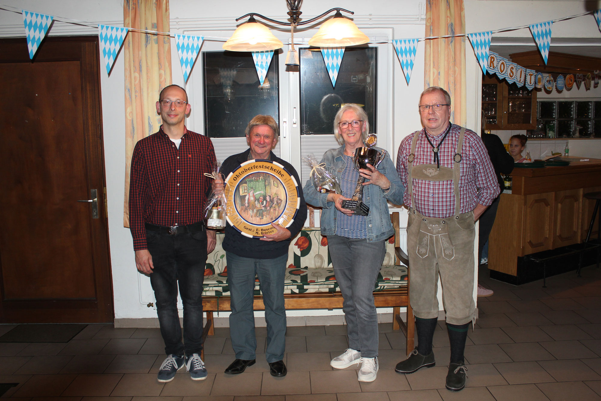 Gruppenfoto der Gewinner der Oktoberfestscheibe und des Oktoberfestpokals